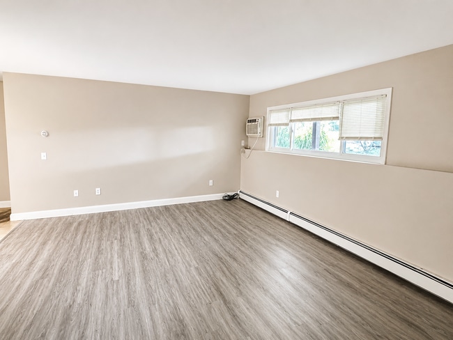 Building Photo - Spacious 1 Bed/ 1 Bath in Cranston! Unit 435 Oaklawn Ave 114