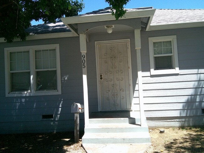 Building Photo - 905 Orange St