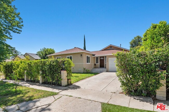 Photo - 17434 Emelita St