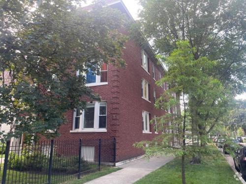 Building Photo - 7027 N Damen Ave Unit 1 Rental