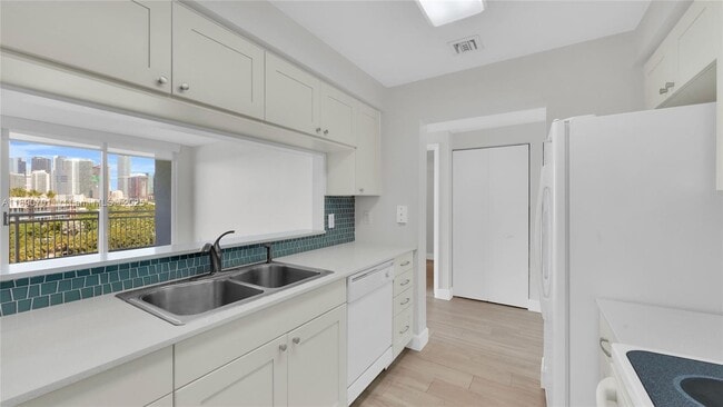 Building Photo - 2475 Brickell Ave Unit 803