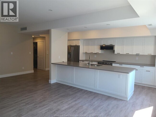 Photo - 550 Sandison St