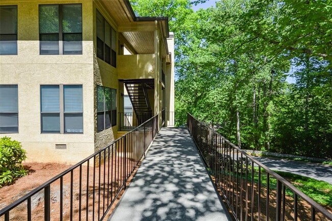 Photo - 607 Lismore SE