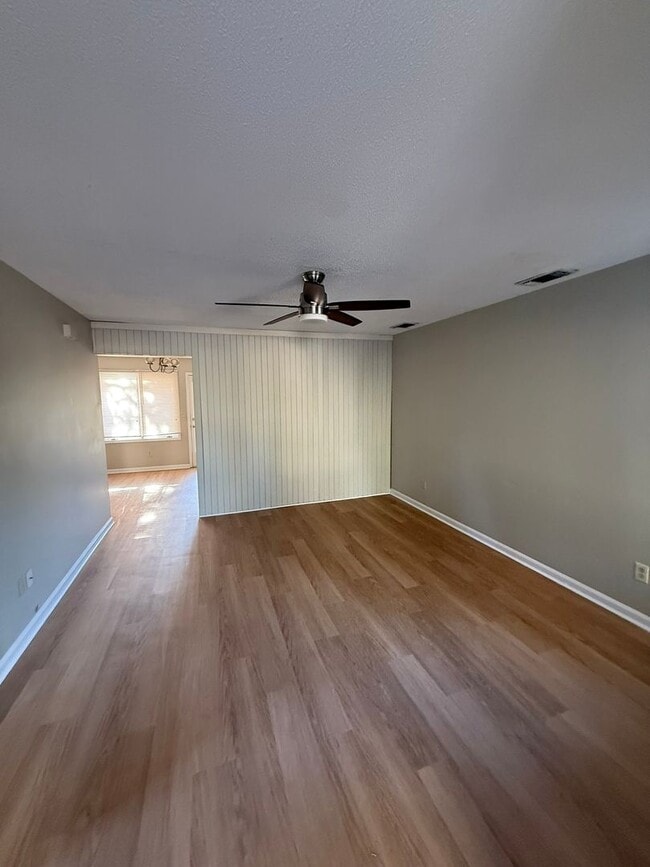 Photo - 2 Woodrum Pl