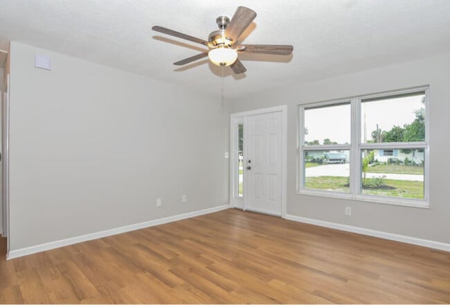 Photo - 423 SE Parkway Dr