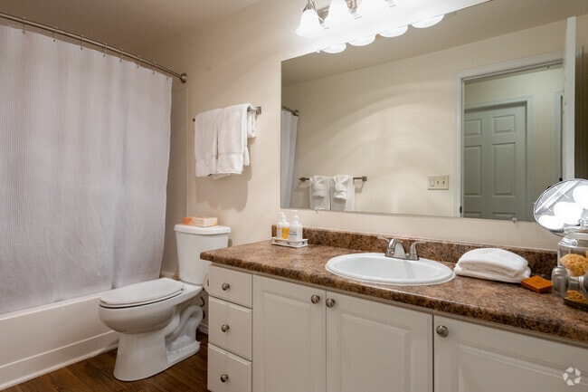 2BD, 1BA - 915SF