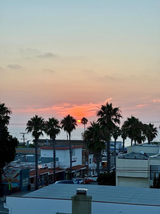 Building Photo - Ocean Beach Home 2 BR / 2.5 BA with Roofto...