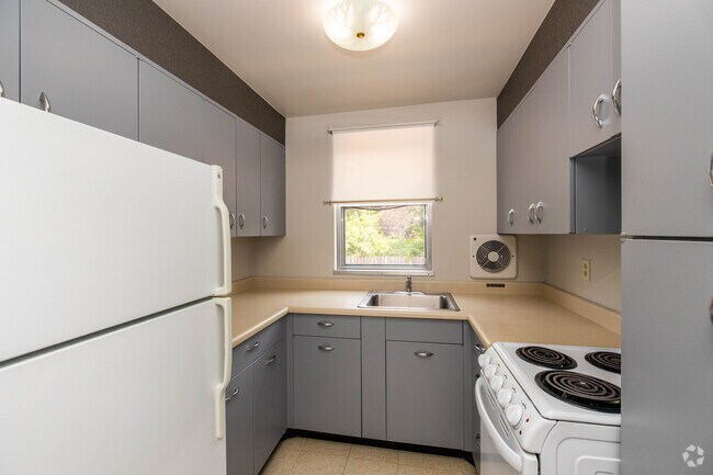 1BR, Den - 710SF - Kitchen