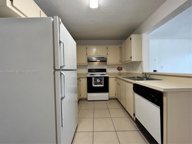 Building Photo - 250 Palm Cir W Unit 204