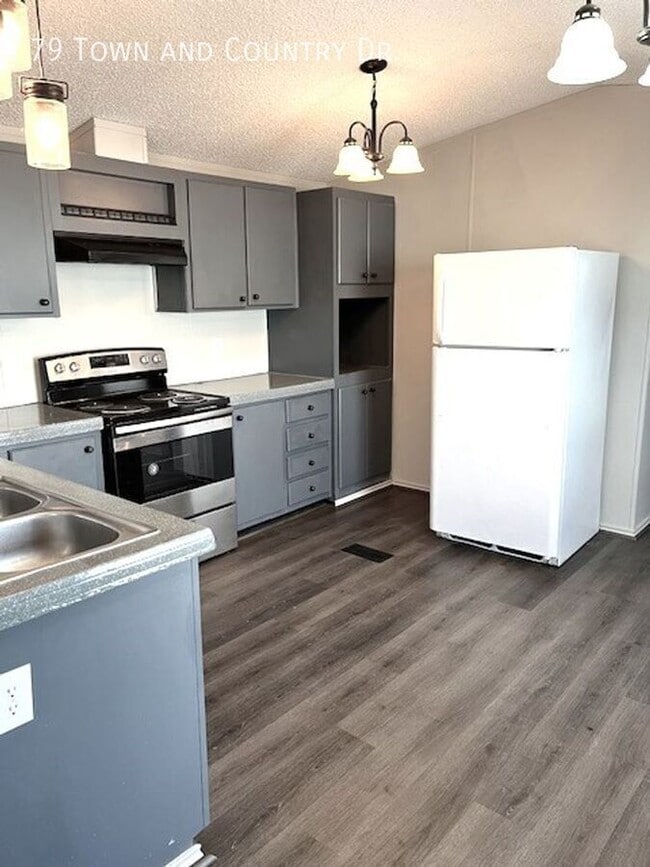 Building Photo - 79 Town and Country Dr