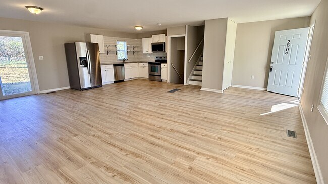 Photo - 2004 Chambers Dr NE