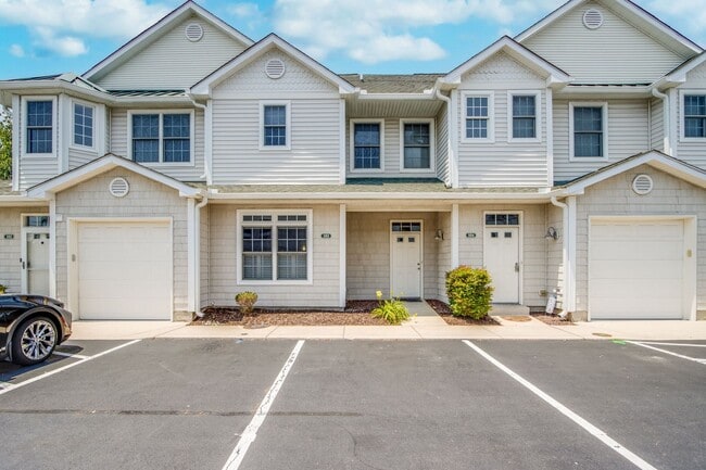 Year Round first floor apartment, convenie... - Year Round first floor apartment, convenie... Unit 103