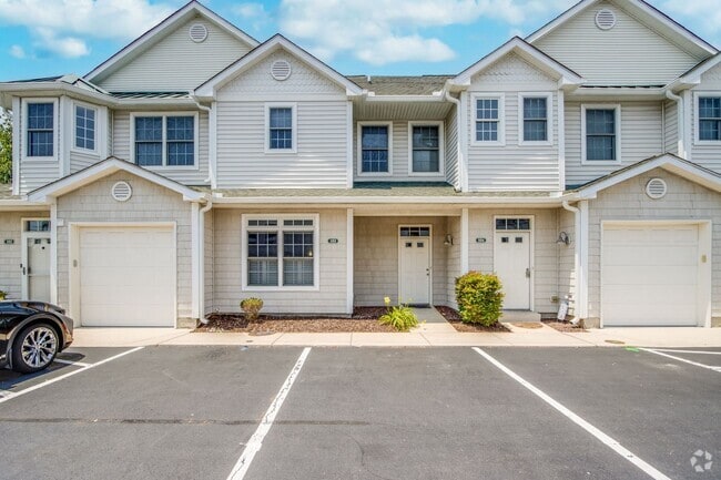 Building Photo - Year Round first floor apartment, convenie... Unit 103