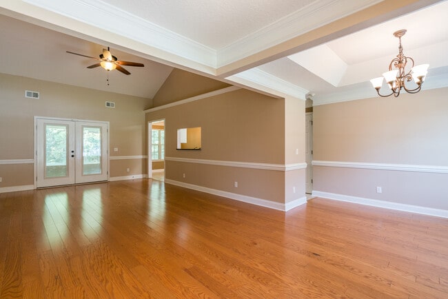 Photo - 633 Wilkinson Rd
