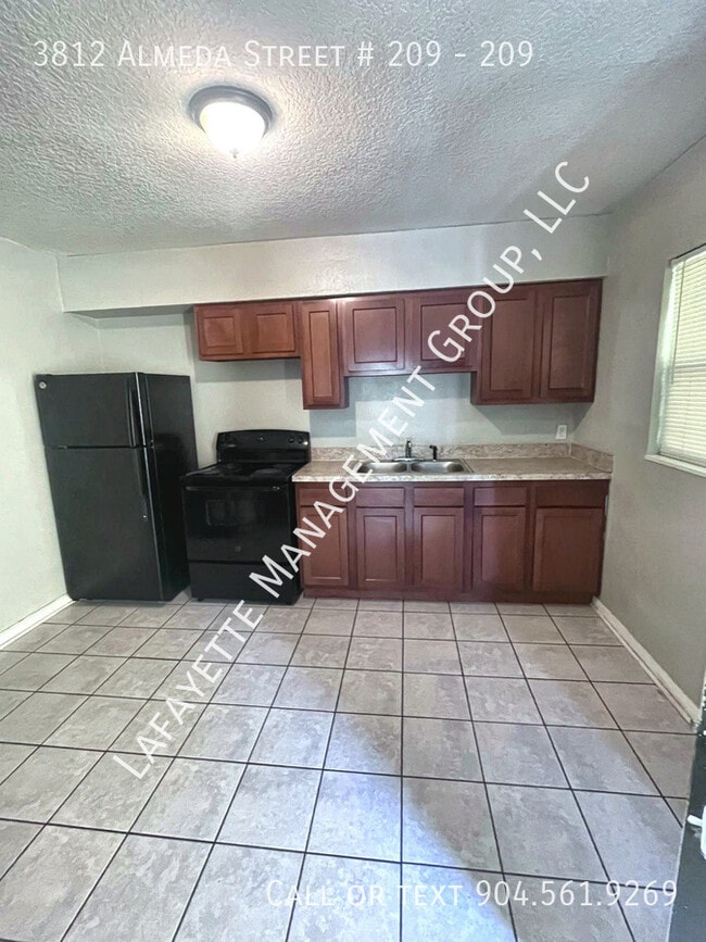 Building Photo - 3812 Almeda St Unit 209