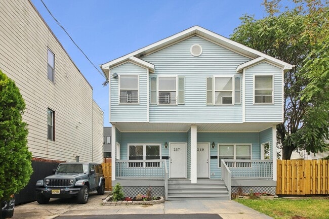 Photo - 257-59 Pine St