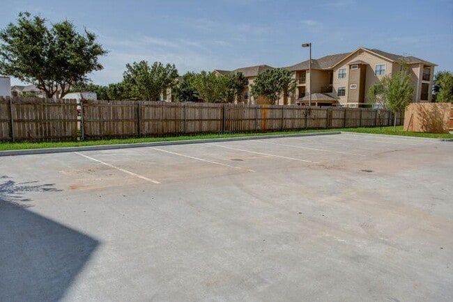 Photo - 709 Luther W St