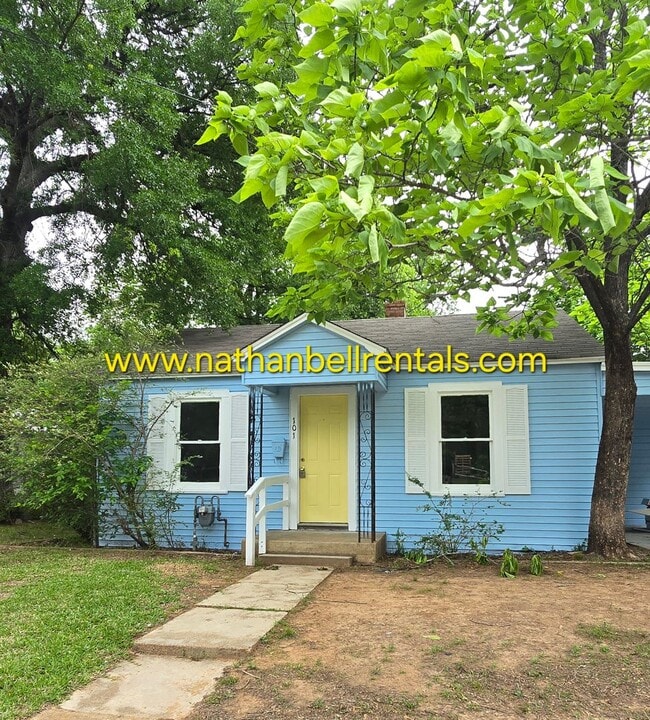 Photo - Single-Family Home: 3 Bed, 2 Bath