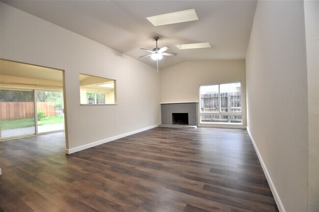 Photo - 3324 Lillard Dr