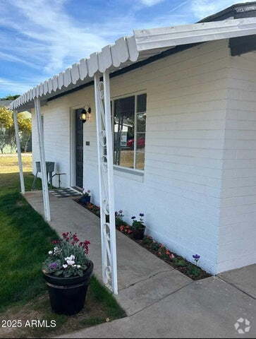 Building Photo - 2 BEDROOMS HOME WITH POOL FOR LEASE