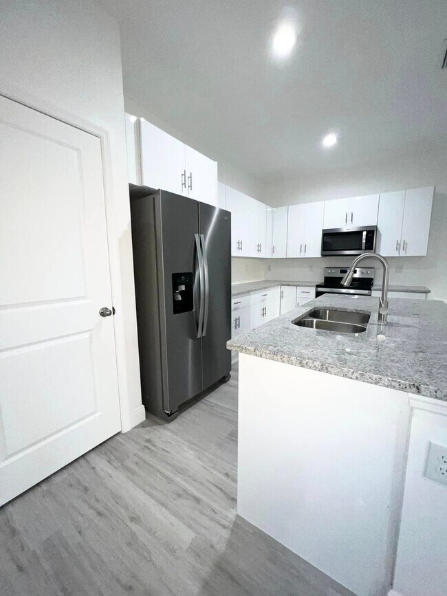 Newer upscale 2,000 sq ft home built in 2... House Rental in Labelle