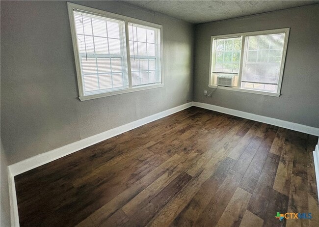 Building Photo - 2311 N Louis St Rental
