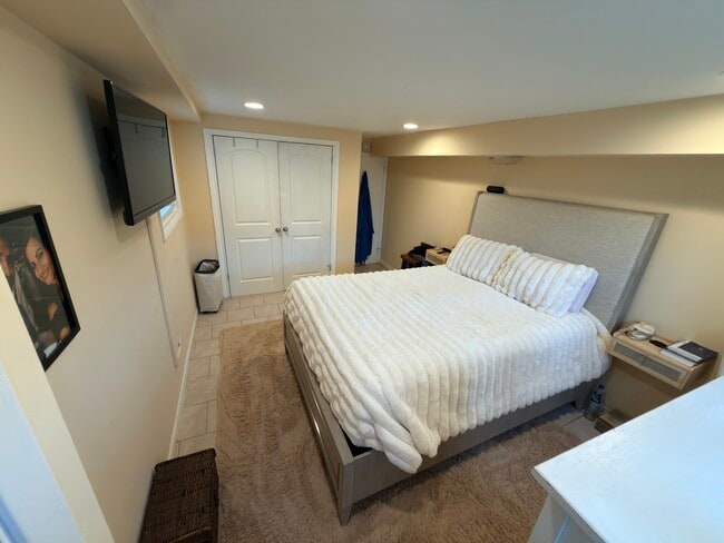 Primary bedroom - 5061 W Eddy St Unit Garden