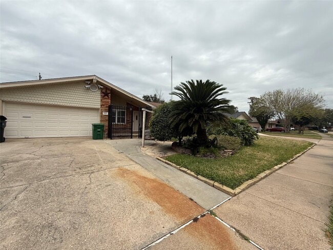 Building Photo - 822 Hidden Valley Dr