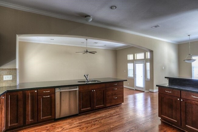 Building Photo - 940 W 26th St