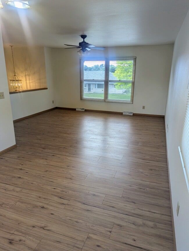 Photo - 635 Hall St