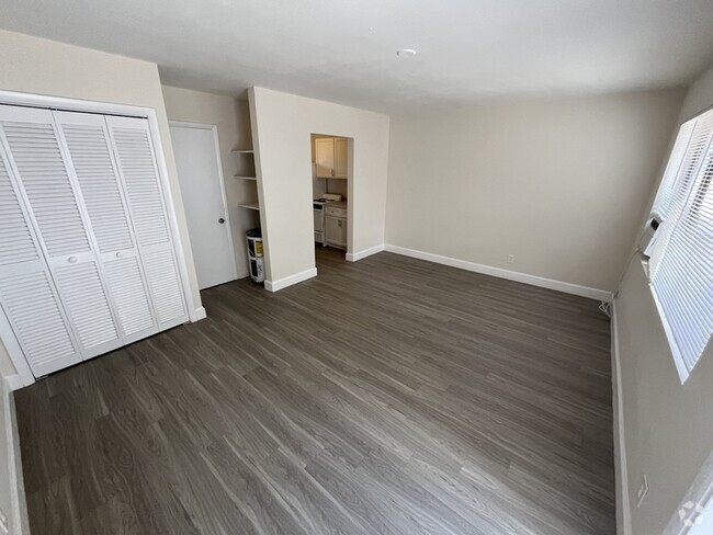 Building Photo - 1150 W Blue Heron Blvd Unit 8 Rental