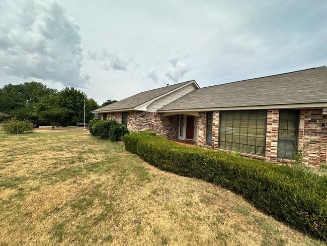 Photo - Spacious 3 Bedroom Home for Rent in Mustang!