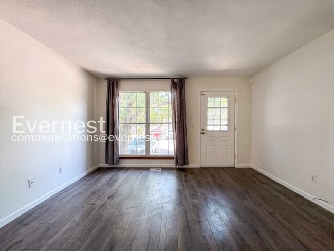 Photo - 3 Bed/2.5 Bath Townhome with Fenced Yard / Available Now!