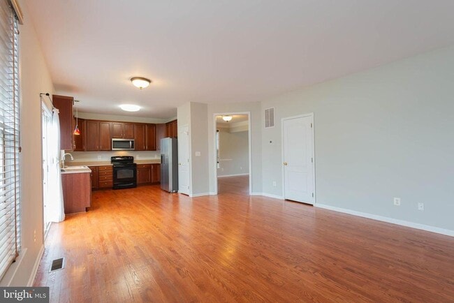 Photo - 305 Lewisburg Ln
