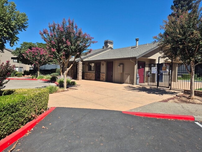 Building Photo - Two Bedroom Unit in HOA with Pool Rental