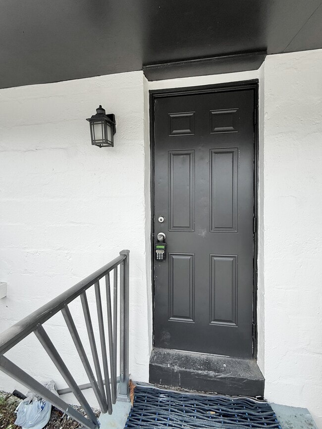 Building Photo - 204 2nd St Unit 4