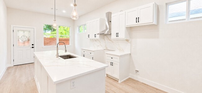 Photo - 142 College St