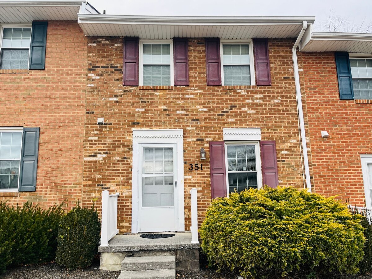 2 Bedroom, 1.5 Bath Townhouse - 2 Bedroom, 1.5 Bath Townhouse