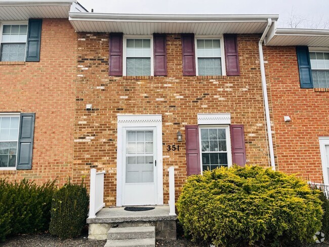 Building Photo - 2 Bedroom, 1.5 Bath Townhouse