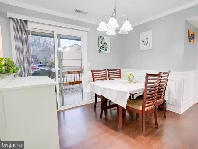 Building Photo - 3121 Sayre Dr