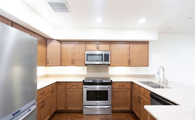 Photo - 1300 W 5th St