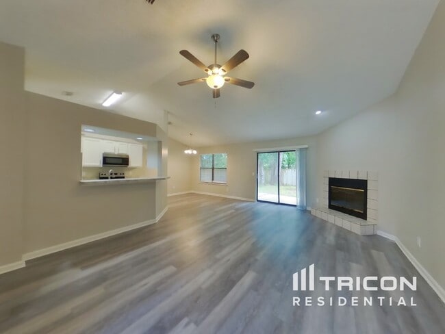 Photo - 2425 Justin Rd E