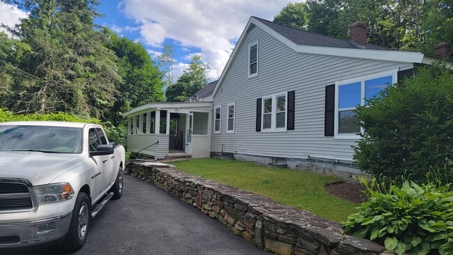 Side Entrance and portch - 84 Emerald Rd