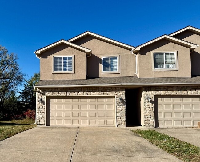 Building Photo - 3 bedroom, 2.5 bath 2 car garage Townhouse