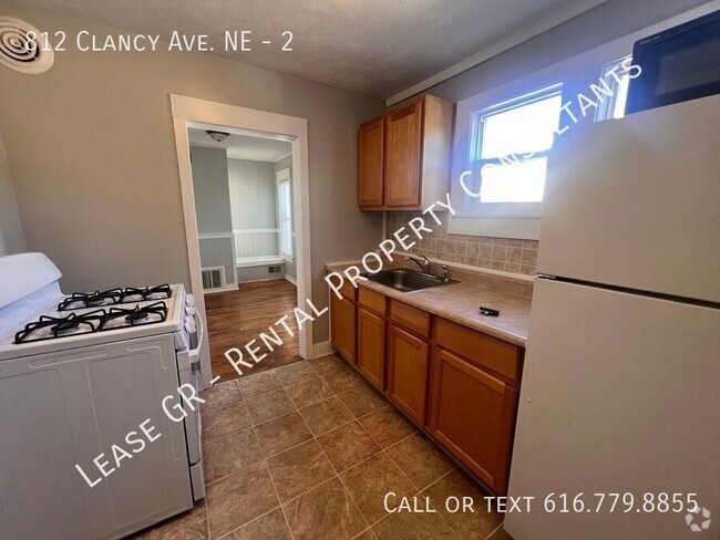 Building Photo - Upper Two Bedroom Unit 2 Rental