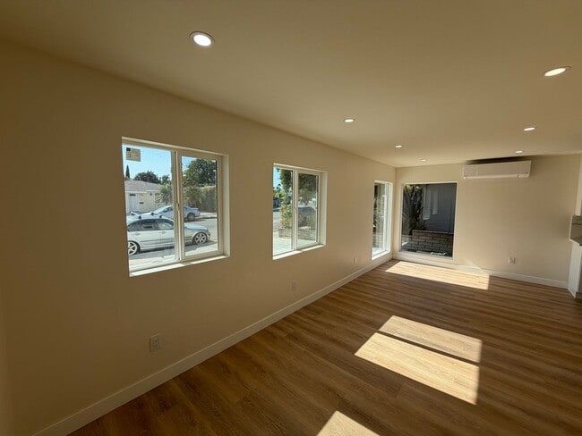 Photo - 5165 Ewing St