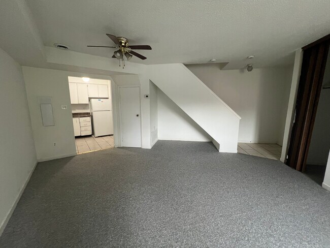 Photo - 2 Bedroom 1 Bath Upper Level Apartment available in Mississauga Unit 177