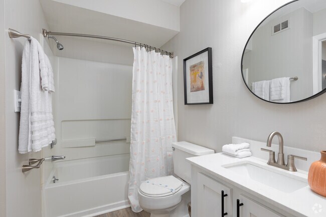 2BR, 2BA - 950SF - Bathroom