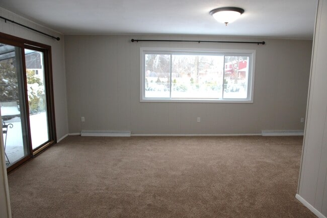 Photo - 4259 Packard St