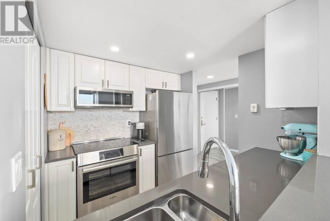 567 Lonsdale Ave Unit 1